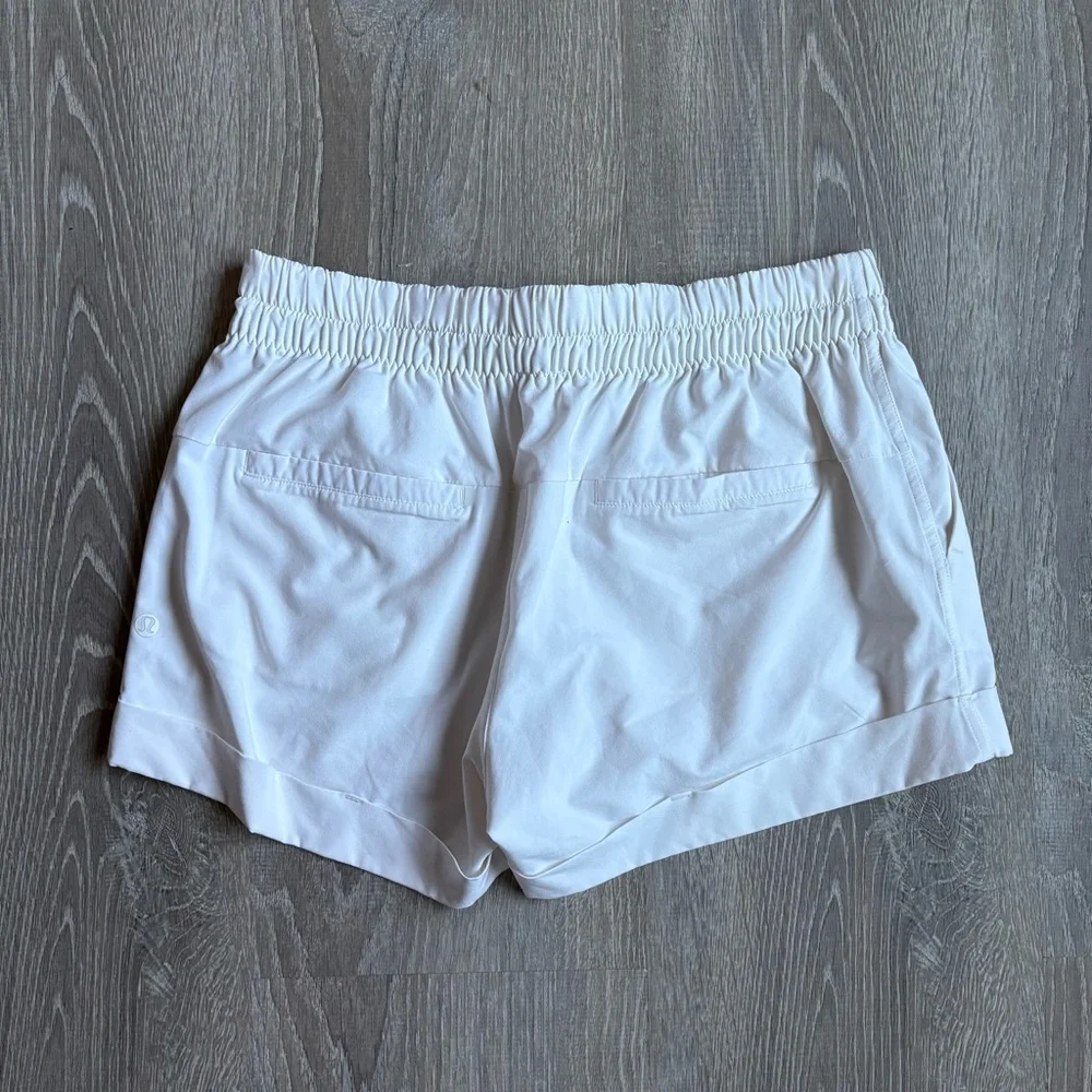 Lululemon Spring Break Away Short Women’s Size 6 in White